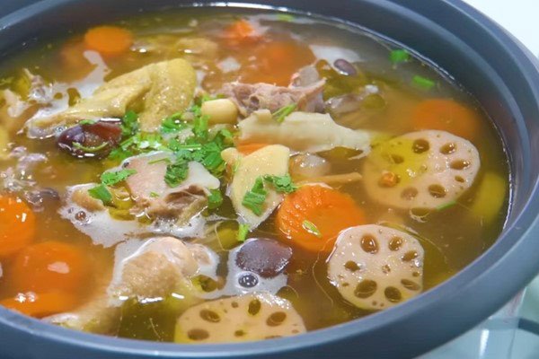 Nồi lẩu gà thuốc bắc nóng hổi, thơm lừng trên bếp