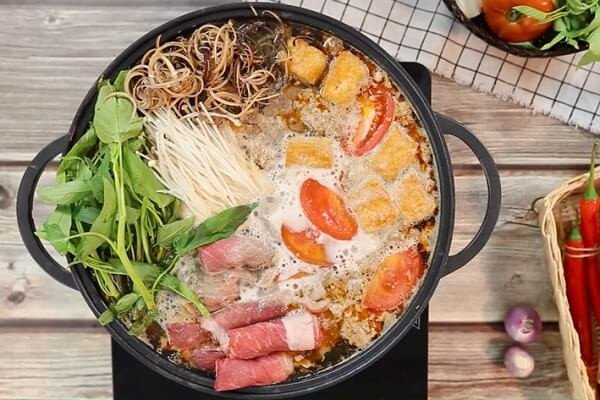 Nồi lẩu riêu cua thành phẩm thơm lừng nghi ngút khói