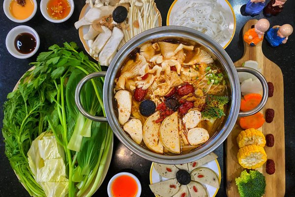 Nồi lẩu Thái chay thập cẩm rực rỡ sắc màu, toả hương thơm chua cay đặc trưng, sẵn sàng cho bữa ăn gia đình