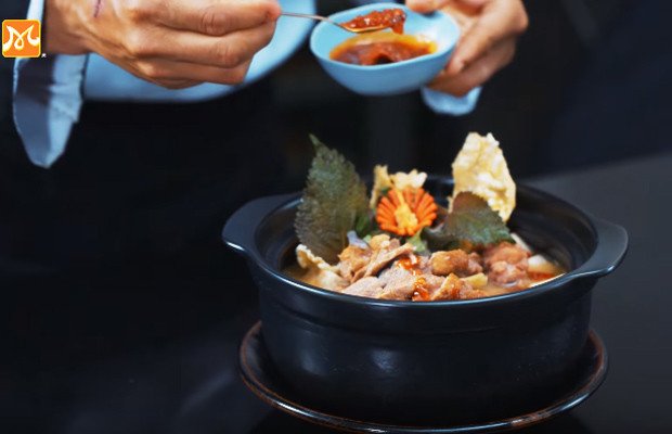 Nồi lẩu vịt lá tía tô thơm lừng, nóng hổi đã hoàn thành, sẵn sàng để thưởng thức cùng gia đình