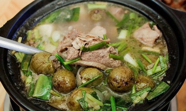 nồi lẩu vịt om sấu thơm ngon chuẩn vị miền Bắc đã hoàn thành