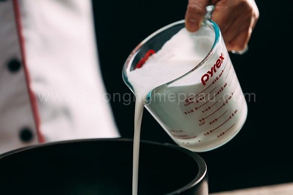 Nồi nước cốt dừa béo ngậy đang sôi nhẹ trên bếp, chuẩn bị dùng kèm bánh bèo ngọt.