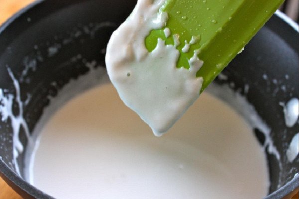 Nồi nước cốt dừa sánh mịn thơm béo cho món bánh lọt