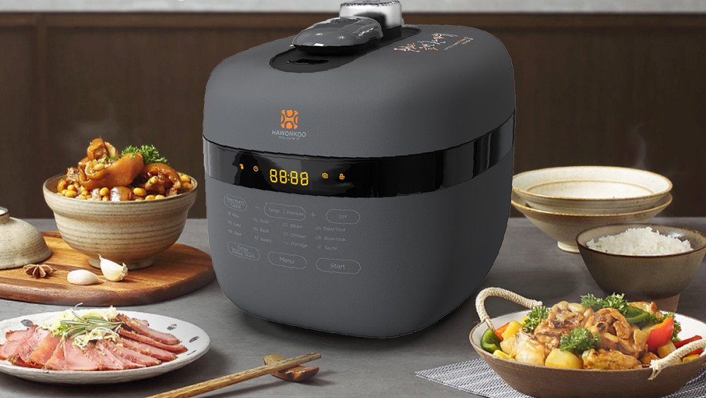 nồi nước dùng bún bò huế đang hầm xương và thịt