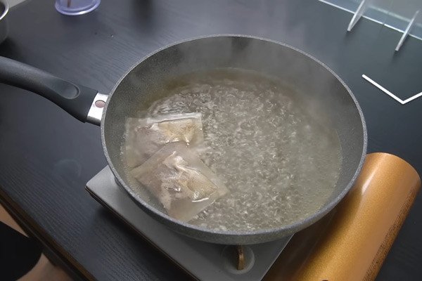 Nồi nước dùng dashi ấm nóng cho món mì soba