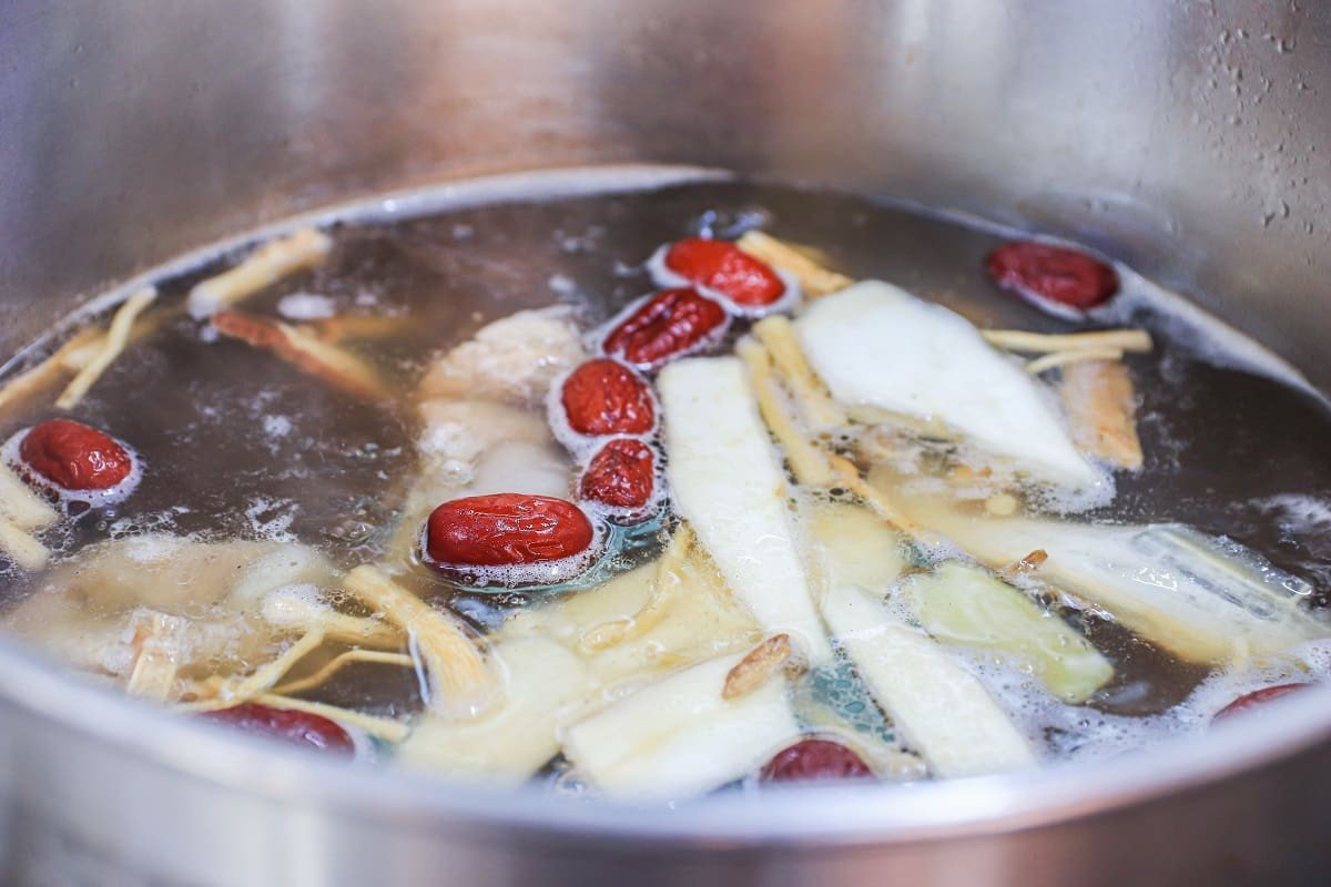Nồi nước dùng lẩu bò đang sôi, bốc khói nghi ngút