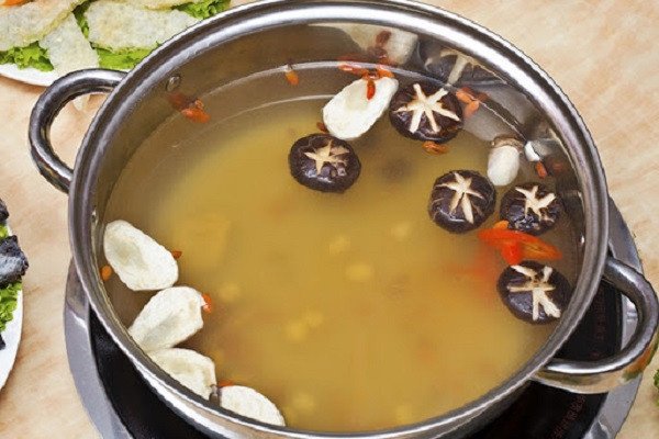 Nồi nước dùng lẩu gà lá é đang sôi, dậy mùi thơm lừng