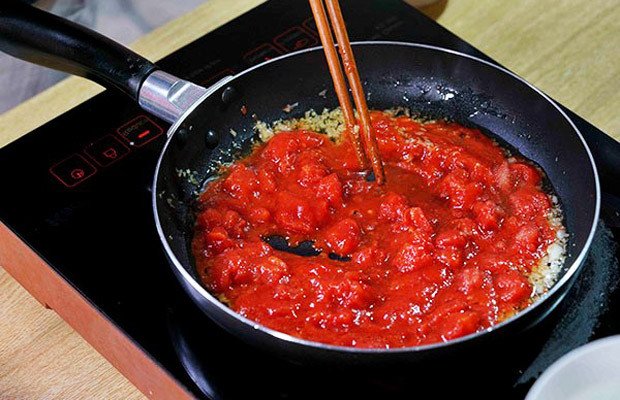 Nồi nước dùng súp Cioppino đang nấu với sốt cà chua và gia vị