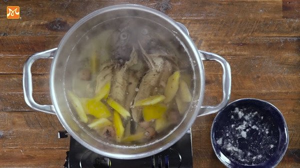 Nồi nước dùng xương cá đang ninh cho món bún chả cá Nha Trang