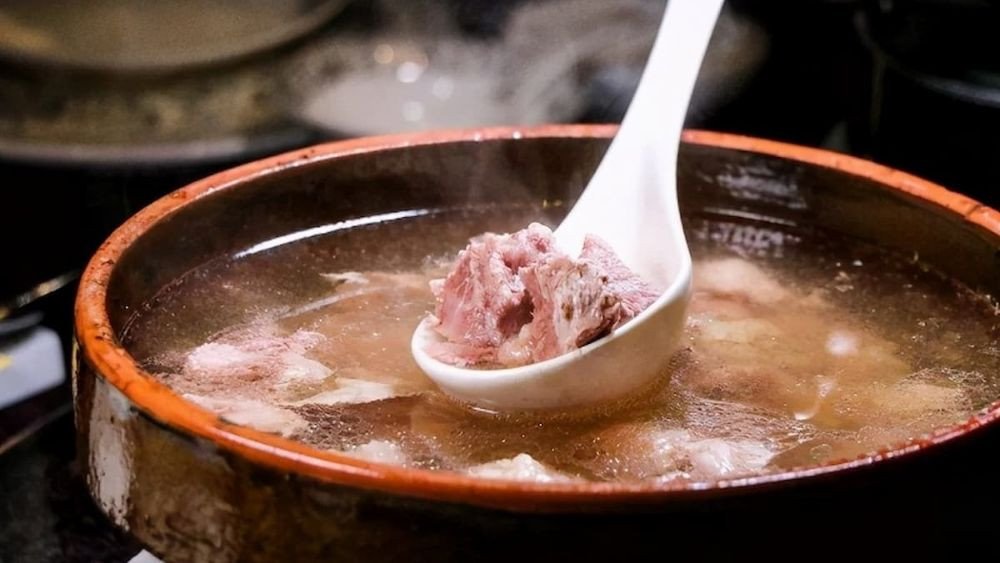 Nồi nước dùng xương heo đang hầm