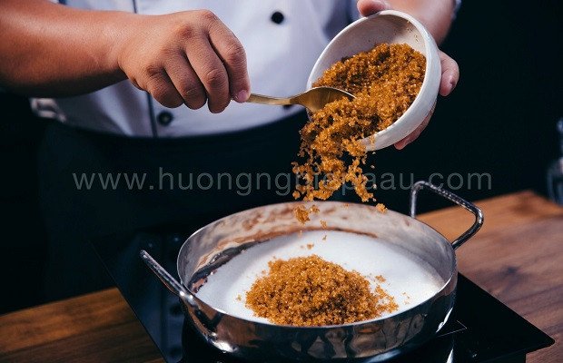 Nồi nước đường bánh nướng vàng sánh chuẩn bị làm bánh trung thu thập cẩm