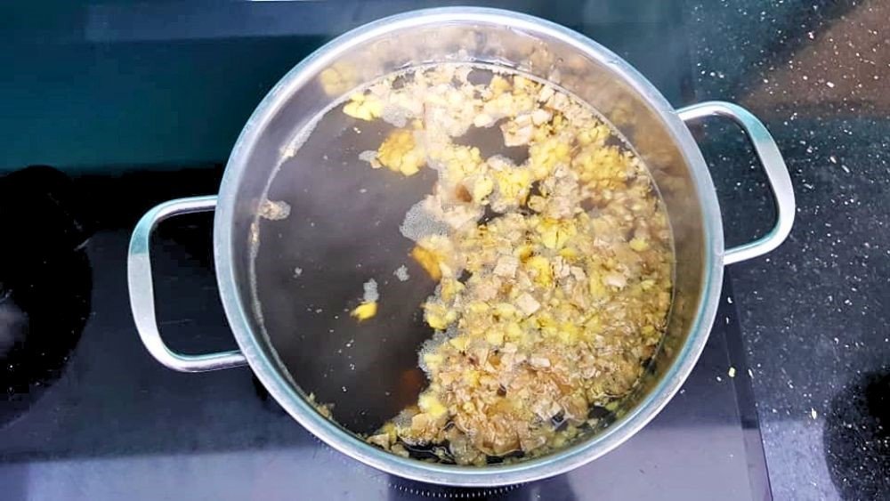 Nồi nước gừng đang được đun sôi trên bếp, sẵn sàng cho bánh trôi tàu