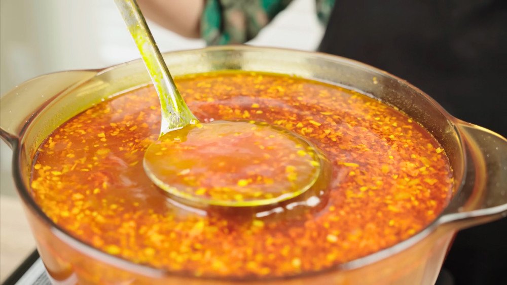 nồi nước lèo bún bò huế sôi sục thơm ngon