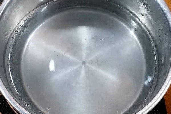 Nồi nước ngâm măng chua đang đun sôi với muối và đường, sau đó để nguội hoàn toàn trước khi ngâm