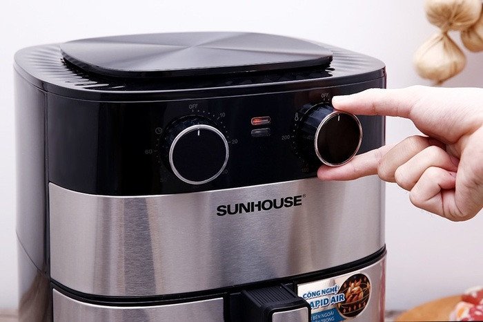 Núm xoay điều chỉnh nhiệt độ và thời gian nướng gà bằng nồi chiên
