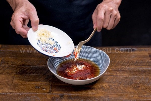 Nước chấm bánh đúc nóng với tỏi ớt băm và hành phi
