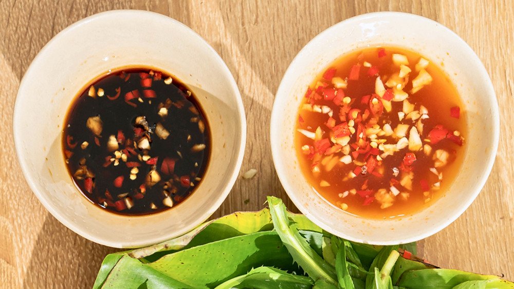 Nước chấm chua ngọt và xì dầu tỏi ớt cho ngan cháy tỏi