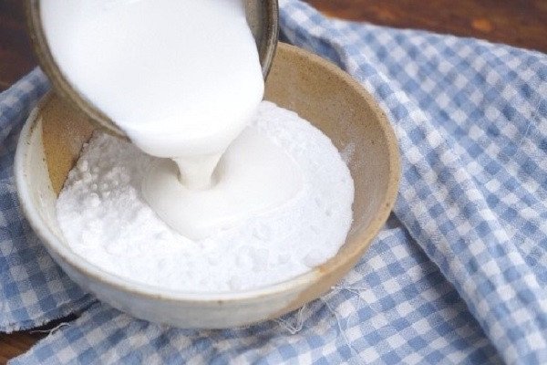 Nước cốt dừa sánh mịn cho vào hỗn hợp bột
