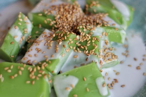 Nước cốt dừa sánh mịn, thơm béo trên bát