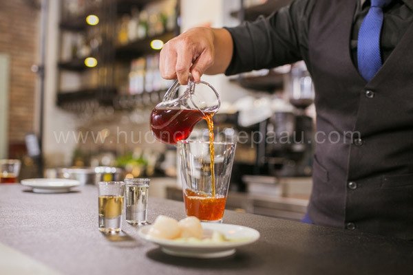 Nước cốt trà đen pha trà vải có màu vàng óng