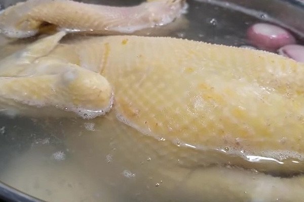 Nước dùng bún thang trong vắt từ xương gà và heo