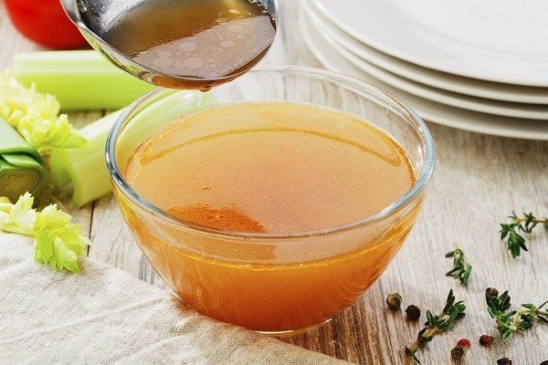Nước dùng gà trong veo được ninh từ xương gà và rau củ tươi ngon