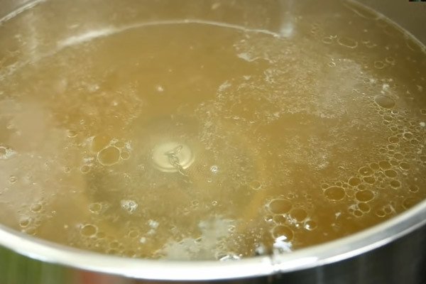 Nước dùng phở gà ngọt thanh trong vắt