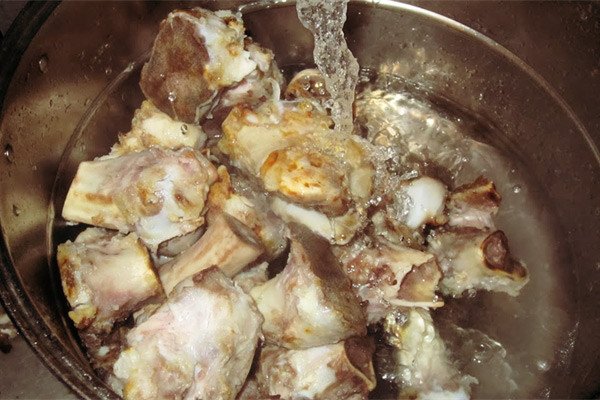 Nước dùng xương heo trong veo cho món súp cua óc heo