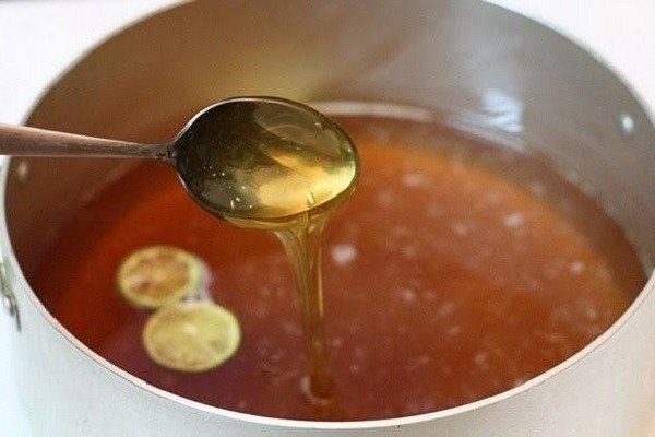 Nước đường caramel vàng óng cho bánh trung thu chay truyền thống