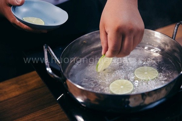 Nước đường làm bánh dẻo với chanh để tạo độ trong và hương thơm