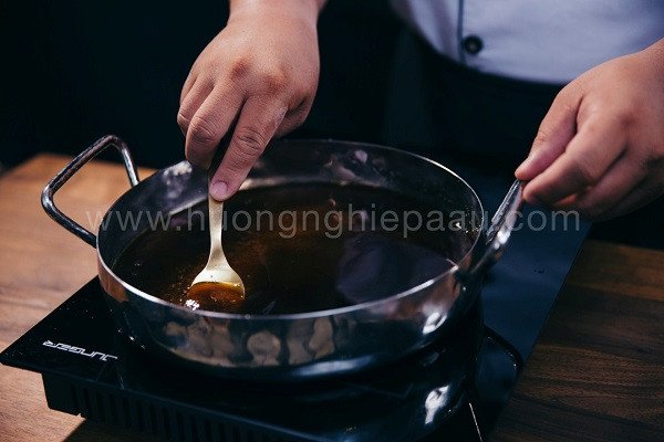 Nước đường vàng óng chuẩn bị làm vỏ bánh Trung thu