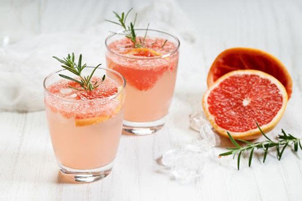 Nước ép bưởi màu sắc đẹp mắt với hương vị thanh mát sảng khoái
