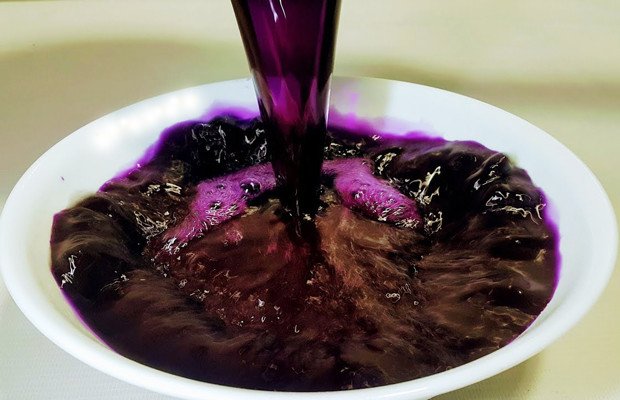Nước lá cẩm sau khi luộc để tạo màu tím tự nhiên cho món xôi