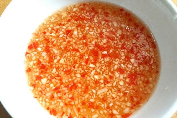 Nước mắm ăn kèm cơm chiên gà xối mỡ pha chua ngọt hấp dẫn.