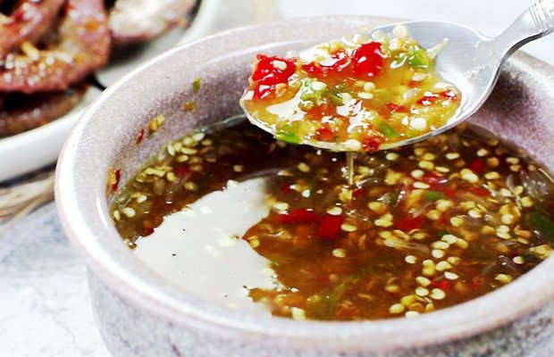 Nước mắm tỏi ớt chua ngọt ăn kèm cá hấp bia