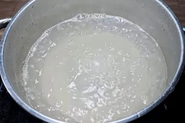 Nước muối đang sôi trong nồi, chuẩn bị để ngâm chanh muối