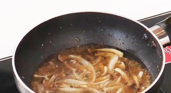 Nước sốt tiêu xanh sánh mịn cho món cá hồi áp chảo