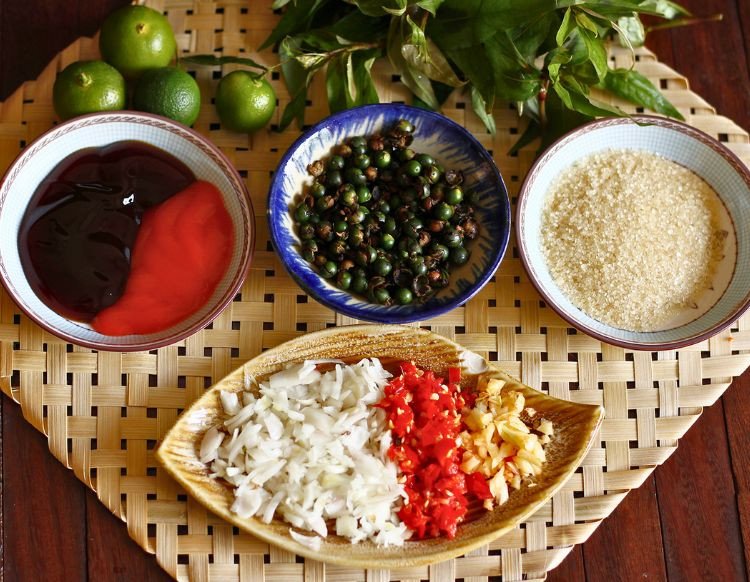 Nước sốt tiêu xanh sánh mịn, chuẩn bị cho ốc bươu