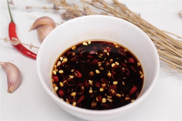 Nước tương chấm bún xào thịt heo hấp dẫn