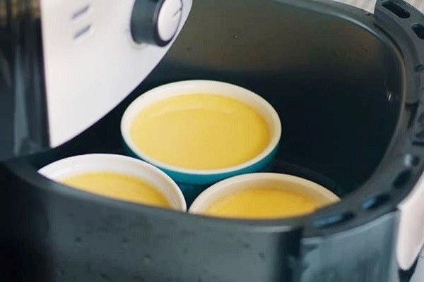 Nướng bánh Flan mịn màng trong nồi chiên không dầu
