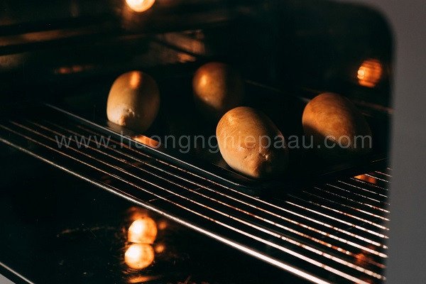 Nướng bánh mì gối trắng trong lò với nhiệt độ ổn định