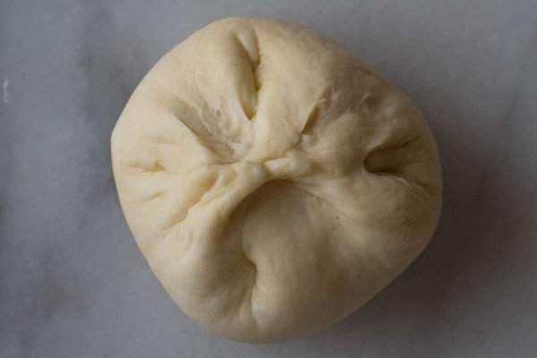 Nướng bánh mì ngọt nhân kem sữa chín vàng đều trong lò nướng.