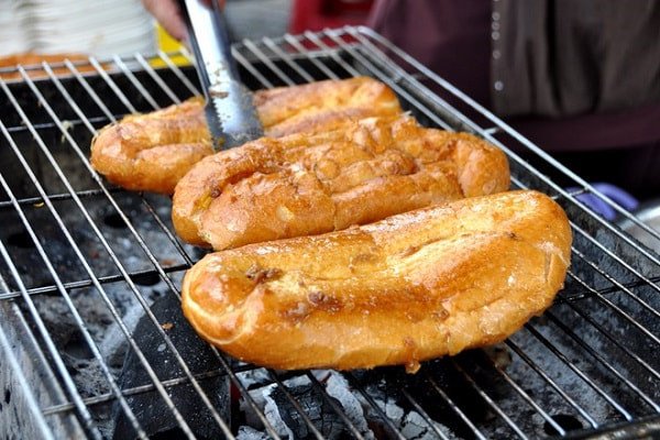 Nướng bánh mì trên bếp than hoa tạo hương vị đặc trưng hấp dẫn