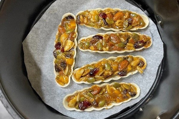 Nướng bánh thuyền hạt trong nồi chiên không dầu để bánh giòn rụm và chín đều