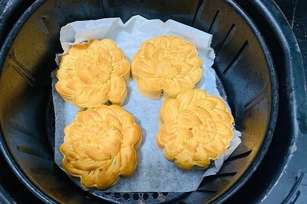 Nướng bánh Trung Thu bằng nồi chiên không dầu đúng cách