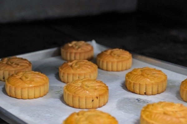 Nướng bánh Trung thu khoai môn tại gia