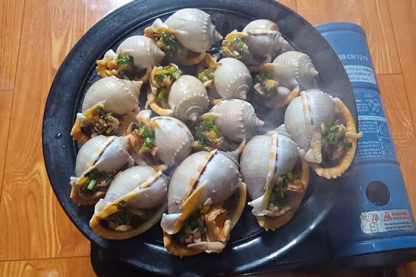 Nướng ốc tỏi trên vỉ cho đến khi mỡ hành sôi đều