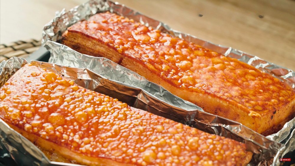 Nướng thịt heo quay trong nồi chiên không dầu để bì giòn rụm.