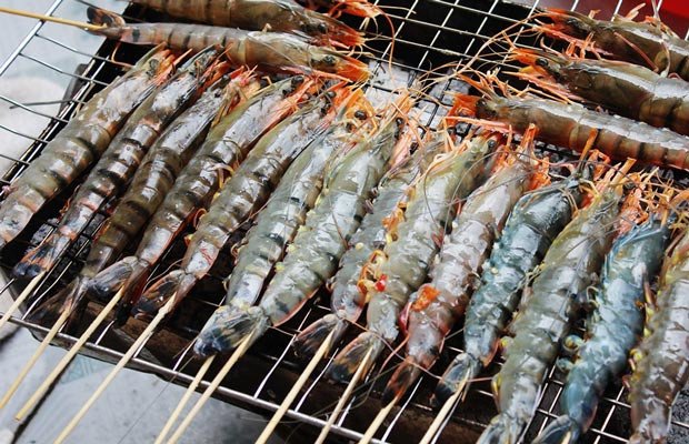 Nướng tôm trên bếp than hoa để có hương vị đặc trưng