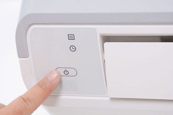 Nút nguồn bật tắt trực tiếp trên thân máy điều hòa